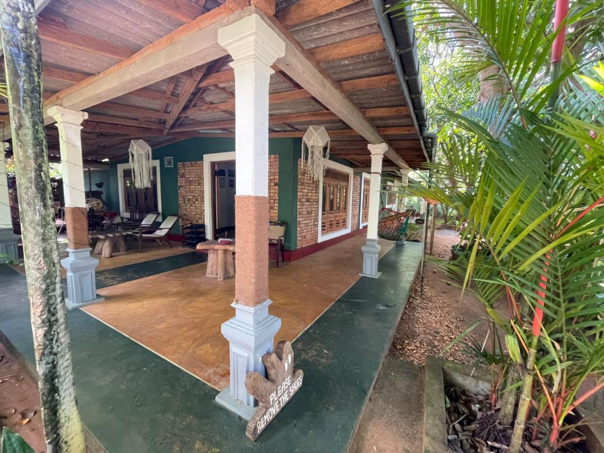 Thilina Homestay Szigirija Kültér fotó